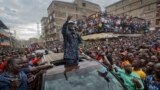 Raila Odinga, umunyepolitike atavuga rumwe n'ubutegetsi, mw'ikoraniro ry'abanywanyi biwe, mu gisagara ca Mathare, i Nairobi, k'Umurwa mukuru wa Kenya.