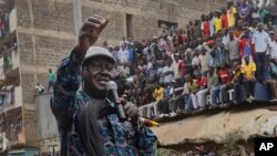 Kenyan opposition leader Raila Odinga gestures to thousands of supporters gathered in the Mathare area of Nairobi, Aug. 13, 2017. 