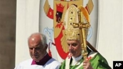 Pope Benedict XVI arrives to celebrate an open-air mass at Palermo, on the island of Sicily, 03 Oct 2010