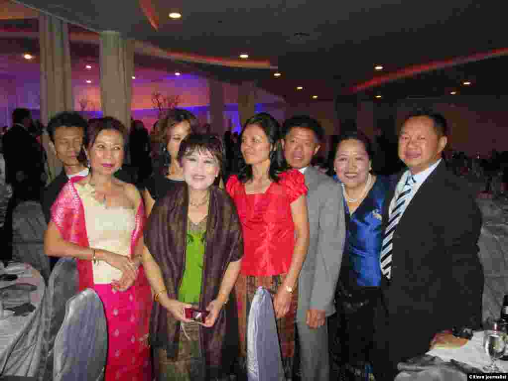 ຂໍ​ຖ່າຍ​ຮູບ​ໄວ້​ເປັນ​ທີ່ລະ​ລຶກ