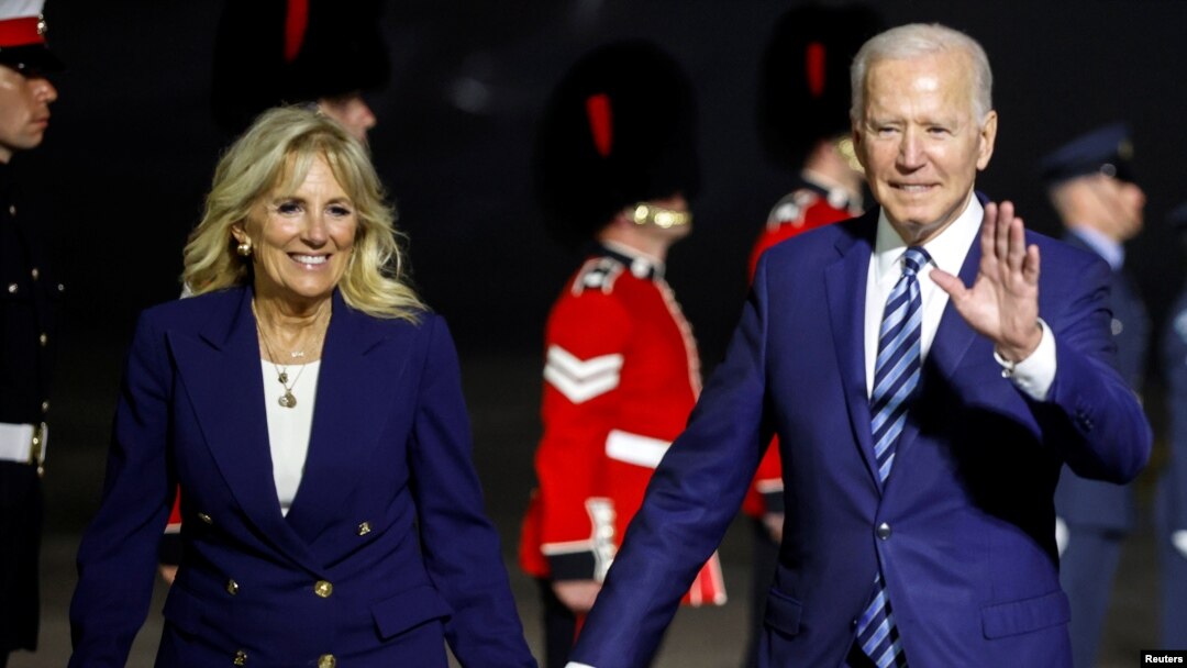 Presiden AS Joe Biden dan ibu negara Jill Biden tiba di bandara Cornwall, dekat Newquay, Inggris untuk menghadiri KTT G-7, Rabu (9/6). 