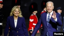 Presiden AS Joe Biden dan ibu negara Jill Biden tiba di bandara Cornwall, dekat Newquay, Inggris untuk menghadiri KTT G-7, Rabu (9/6). 