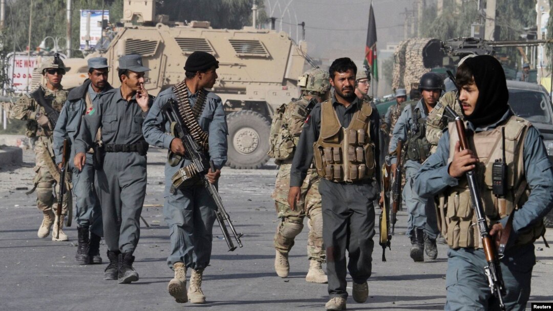 Tentara AS dan polisi Afghanistan mengamankan lokasi serangan bunuh diri di Kandahar (foto: dok).