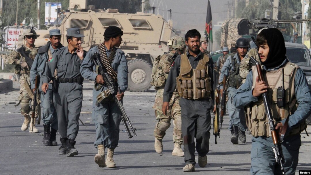 Polisi Afghanistan dan tentara AS melakukan patroli di Kandahar, Afghanistan selatan (foto: dok). Enam kontraktor ditemukan tewas di Afghanistan selatan (17/11). 