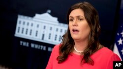 Sarah Sanders viết trên Twitter rằng bà đã bị chủ nhà hàng The Red Hen ở thành phố Lexington, bang Virginia yêu cầu rời đi vì bà làm việc cho Tổng thống Donald Trump.