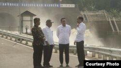 Presiden Joko Widodo, Gubernur Jabar Ridwan Kamil, Menteri PUPR Basuki Hadimuljono, dan Bupati Bandung Dadang Nasser di lokasi Terowongan Nanjung, Rabu (29/1) pagi. (Courtesy: Pemprov Jabar)