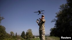 Ukrajinski graničar lansirao je dron koji koristi za istraživanje granice prema Rumunjskoj u mjestu Tyachiv.