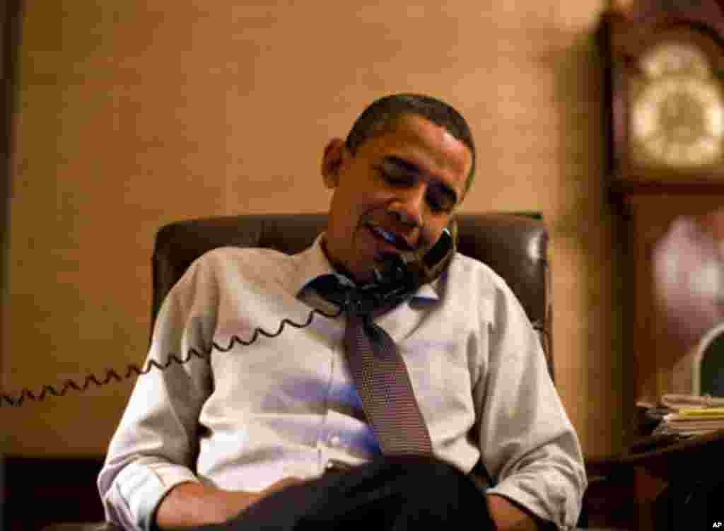 Madaxweyne Barack Obama oo habeenkii doorashada taleefon kula hadlaya John Boehner oo madax u ah mudanayaasha xisbiga Jamhuuriga  ee aqalka wakiilada, Nov. 2, 2010.