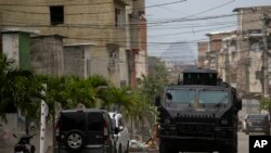 Un vehículo militar patrulla la favela Complexo da Maré durante una operación contra bandas de narcotraficantes en Río de Janeiro, Brasil, el 26 de septiembre de 2022.