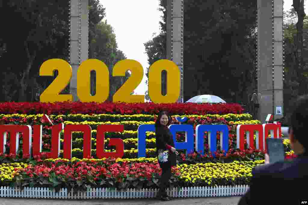 ویتنام کے شہر ہنوئی کے علاوہ دیگر مقامات پر بھی شاہراہوں کو خوبصورتی سے سجایا گیا ہے &nbsp;