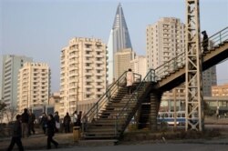 2012년 북한 평양의 고층 아파트. 여전히 건축 과정 중에 있는 류경호텔이 가운데 솟아있다.