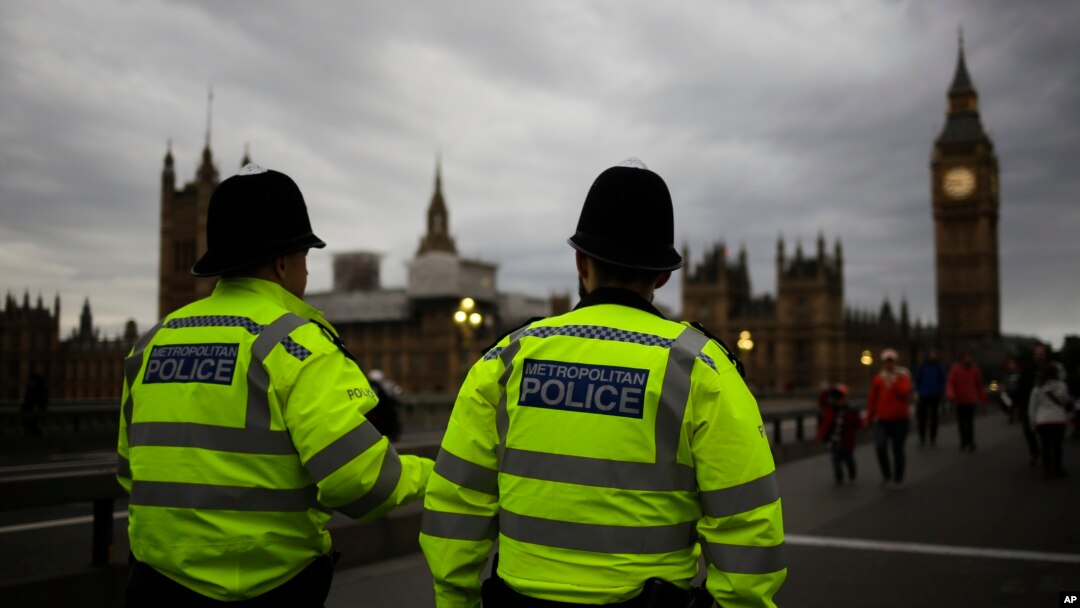 Para polisi berpatroli di Jembatan Westminster dengan Gedung Parlemen di latar belakang, di London, Inggris, 8 Juni 2017.
