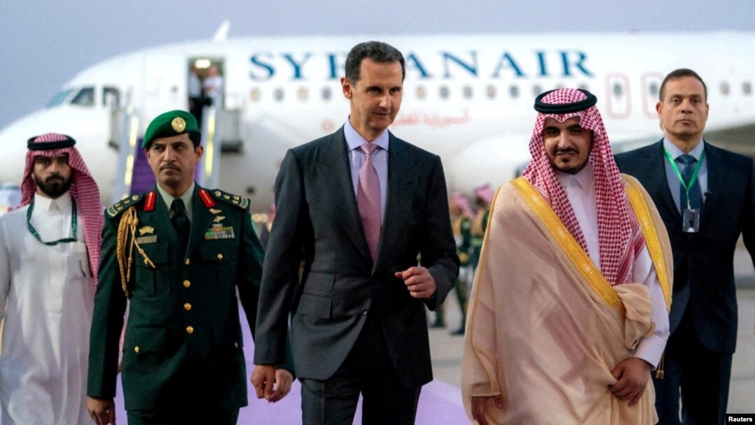 Presiden Suriah Bashar Al Assad (tengah) tiba di Jeddah, Arab Saudi hari Kamis (18/5). 