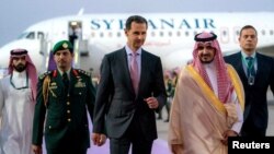 Presiden Suriah Bashar Al Assad (tengah) tiba di Jeddah, Arab Saudi hari Kamis (18/5). 