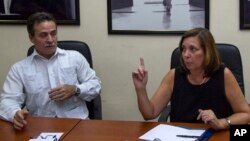 Josefina Vidal, direktur Urusan Amerika Utara di Kementerian Luar Negeri Kuba bersama wakilnya, Gustavo Machin (kiri) saat memberikan keterangan kepada pers di Havana, Kuba (16/12).