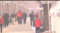 2013-01-13 美國之音視頻新聞: 北京被大霧籠罩 空氣污染危害健康 