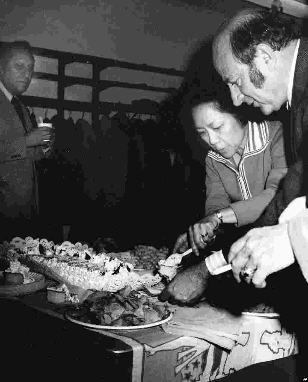 老照片回顾：美国之音中文广播70年