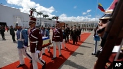 Guardias de honor transportan restos del general Domingo Antonio Sifontes durante una ceremonia en la Academia Militar del Ejército Bolivariano este martes en Caracas, en homenajes póstumos al general del siglo XIX que luchó por la defensa de la soberanía en la zona del Esequibo.