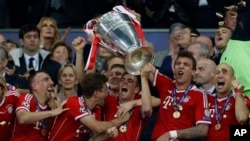  ချန်ပီယံဆု ဆွတ်ခူးသွားတဲ့ Bayern Munich ကစားသမားတွေ အောင်ပွဲခံနေစဉ် ( မေ ၂၅၊ ၂၀၁၃)