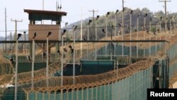 Las autoridades de Guantánamo admiten que 106 de los 166 prisioneros en la base protestan desde hace meses en huelga de hambre.