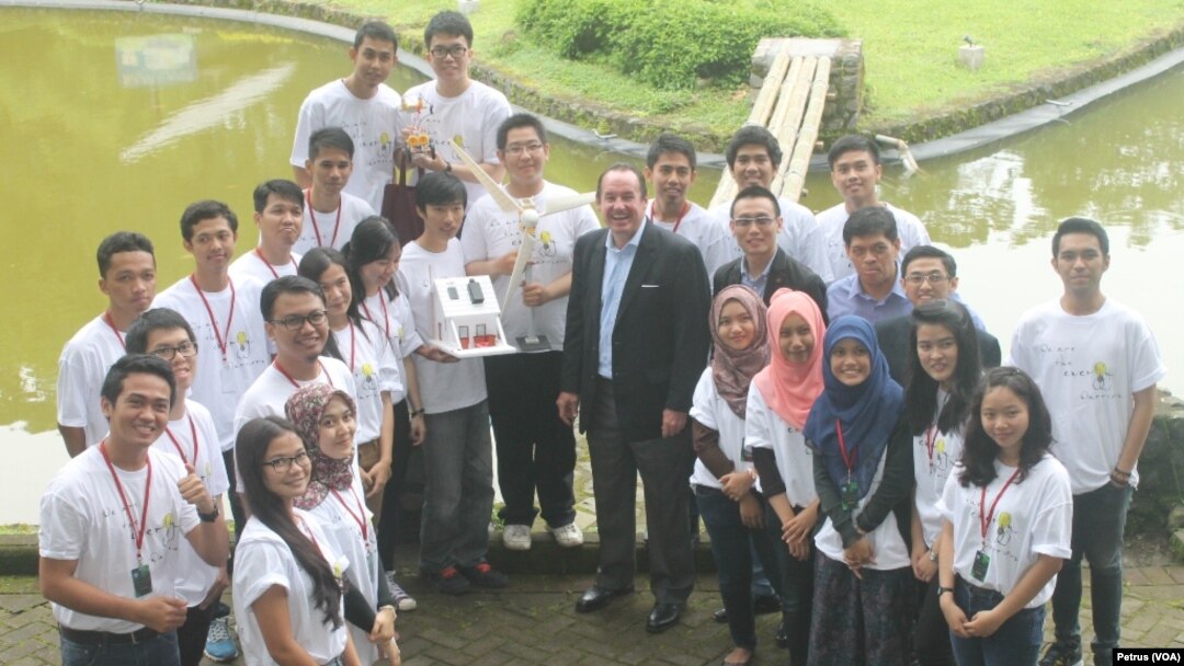 Konsul Jenderal Amerika Serikat di Surabaya Joaquin F. Monserrate bersama mahasiswa ASEAN peserta Camp Project bidang energi di Trawas, Mojokerto (Foto: VOA/Petrus)