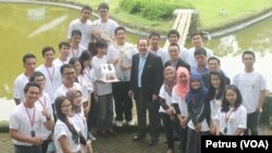 Konsul Jenderal Amerika Serikat di Surabaya Joaquin F. Monserrate bersama mahasiswa ASEAN peserta Camp Project bidang energi di Trawas, Mojokerto (Foto: VOA/Petrus)