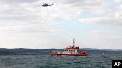 Perahu penjaga pantai Turki dan helikopter melakukan pencarian korban tenggelamnya kapal pengangkut migran dekat Selat Bosphorus, di perairan lepas pantai Istanbul, Turki, 3 November 2014 (Foto: dok). 