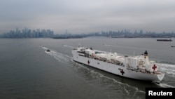 USNS Comfort uplovljava u njujoršku luku (Foto: REUTERS/Mike Segar)