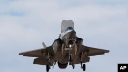 미 해병대 소속 F-35B 전투기가 애리조나 주 유마의 해병대 항공기지에서 이륙하고 있다. (자료사진)