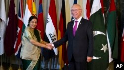 Indian Foreign Minister Sushma Swaraj (L) shakes hand with Pakistan's top adviser for foreign affairs, Sartaj Aziz, prior to their meeting in Islamabad, Pakistan, Dec. 9, 2015.