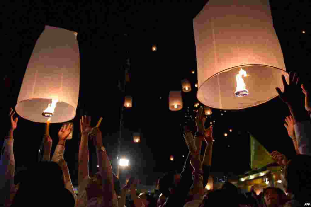 Cambodians release lanterns during the Meak Bochea Buddhist celebration in Phnom Penh.