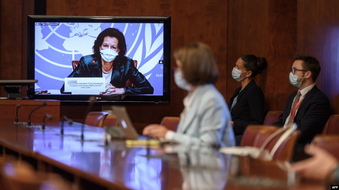 La presidente del Consejo de Derechos Humanos de la ONU, la embajadora austriaca Elisabeth Tichy-Fisslberger, en una pantalla de televisión durante una conferencia de prensa en la reanudación de una sesión del Consejo, el 15 de junio de 2020, en Ginebra.