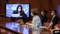 La presidente del Consejo de Derechos Humanos de la ONU, la embajadora austriaca Elisabeth Tichy-Fisslberger, en una pantalla de televisión durante una conferencia de prensa en la reanudación de una sesión del Consejo, el 15 de junio de 2020, en Ginebra.