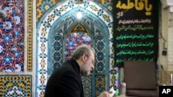 Спикер парламента Ирана Али Лариджани голосует на избирательном участке. Тегеран. 26 февраля 2016 г.
