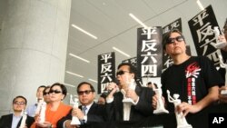 多位香港议员支持动议并戴墨镜声援陈光诚