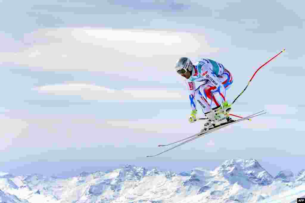 Adrien Theaux, da França, participando no campeonato mundial de esqui alpino em St. Moritz, na Suiça.