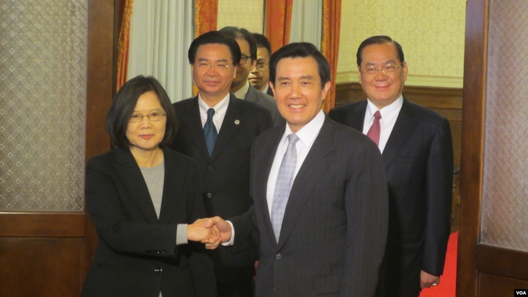 马英九和蔡英文在闭门会议后握手供媒体拍照
