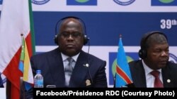 Félix Tshiksedi (c) président de la RDC, avec son homologue angolais João Lourenço (à dr.), à Dar es Salaam, Tanzanie, 17 août 2019. (Facebook/Présidence RDC)