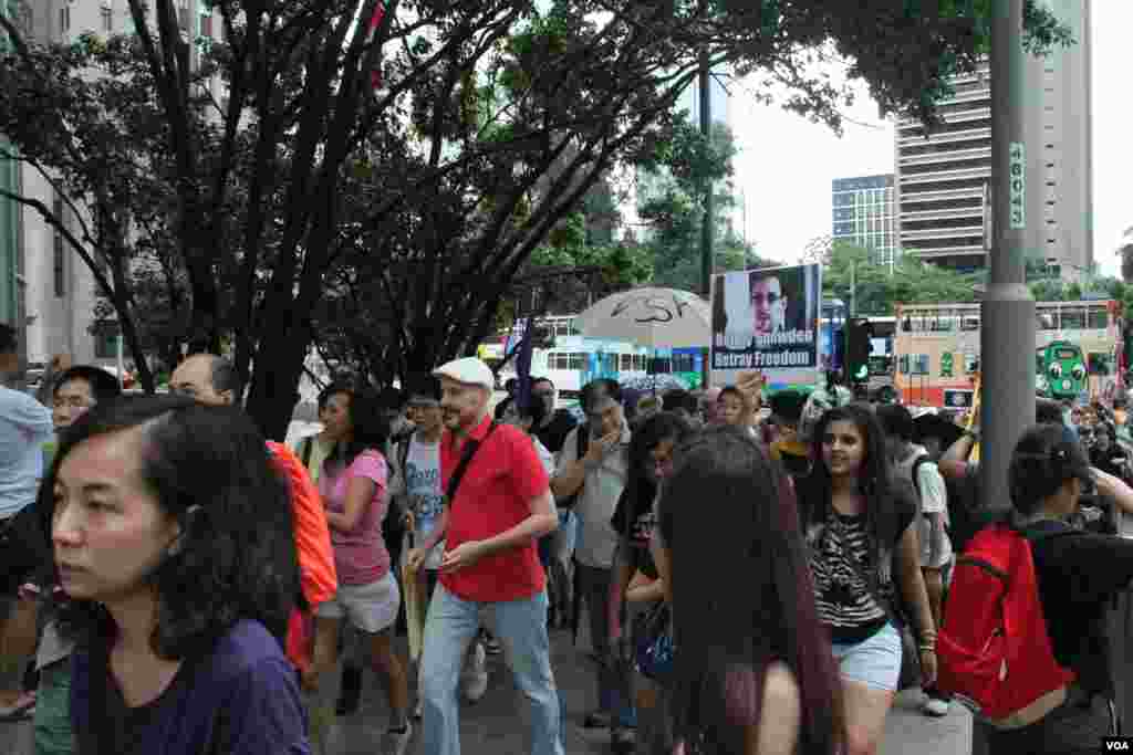 香港数百人在遮打花园和美国驻香港总领事馆前声援斯诺登（美国之音海彦拍摄）