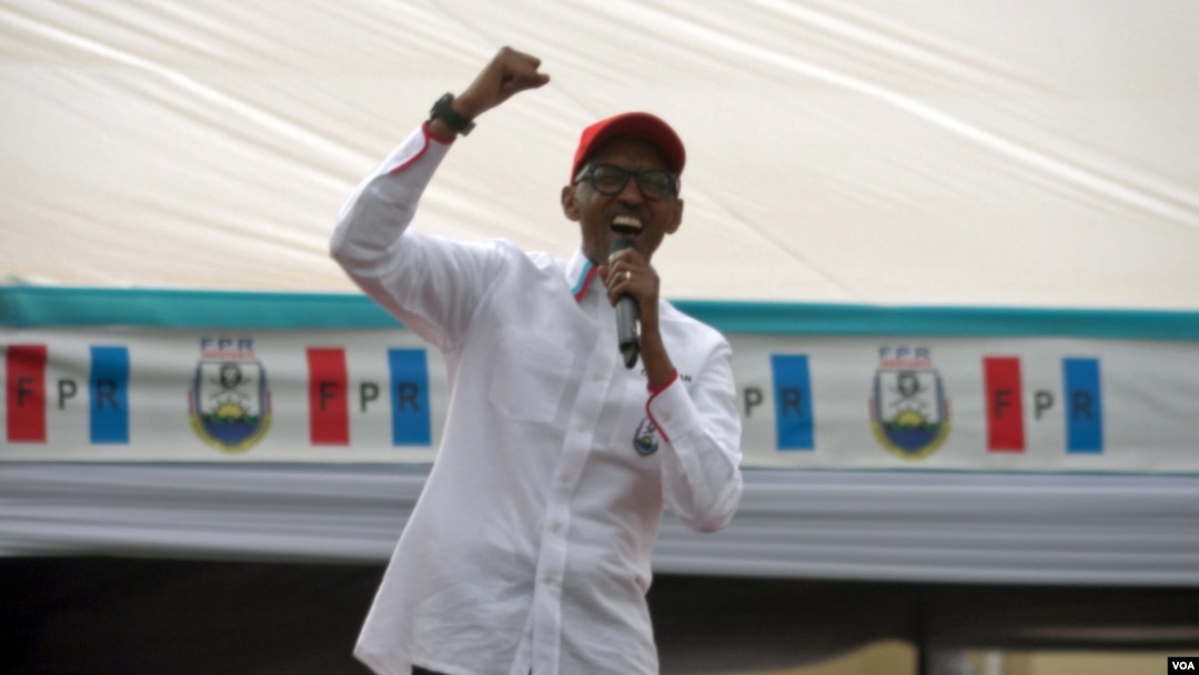 Presiden Paul Kagame berbicara pada kampanye di luar ibukota Kigali. (Z. Baddorf for VOA)