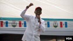 Presiden Paul Kagame berbicara pada kampanye di luar ibukota Kigali. (Z. Baddorf for VOA)
