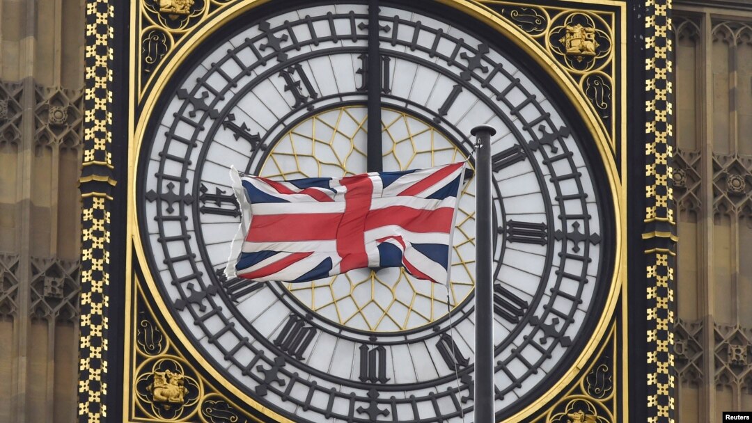 Bendera Inggris berkibar di depan menara "Big Ben"di pusat kota London, Inggris (Foto: dok). 