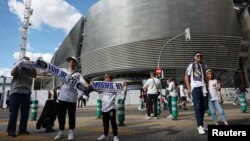 Suporter Real Madrid di luar Stadion Santiago Bernabeu sebelum pertandingan. (Foto: REUTERS/Isabel Infantes)