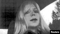 Los abogados de Manning buscan evidenciar la confusión de identidad de género del soldado Manning para reducir su condena. En esta foto aparece Bradley Manning vestido de mujer.