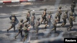 Tentara Myanmar membubarkan demo menentang kudeta militer di Yangon, Myanmar, 2 Maret 2021. (Foto: REUTERS/Stringer)