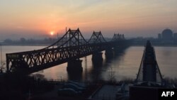 압록강을 가로질러 중국 단둥과 북한 신의주를 연결하는 '중조우호교'.