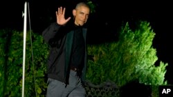 El presidente Barack Obama saluda a los periodistas al salir esta madrugada de la Casa Blanca rumbo a Beijín.