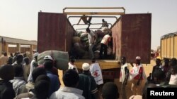 Les migrants expulsés d'Algérie se plaignent des conditions dans le camp de transit d'Agadez, Niger, 9 décembre 2016. (VOA / Abdoul-Razak Idrissa)