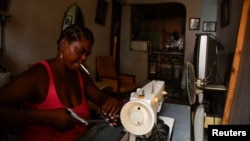 Reina Carriera, de 57 años, espera por el regreso de la electricidad para operar su máquina de coser durante un apagón en La Habana, Cuba, el 17 de octubre de 2024. (REUTERS)