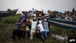 Des déplacés embarquent dans des pirogues sur le Lac Albert à Tchomia, Ituri, le 5 mars 2018.